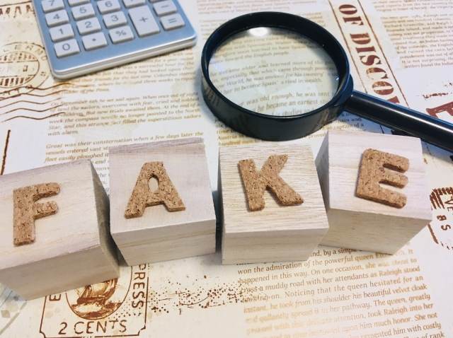 FAKEの積み木とルーペ