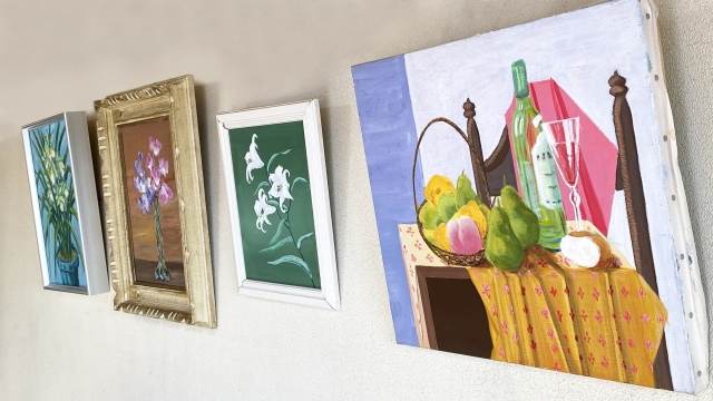壁に飾られた絵画