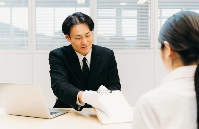 査定する男性